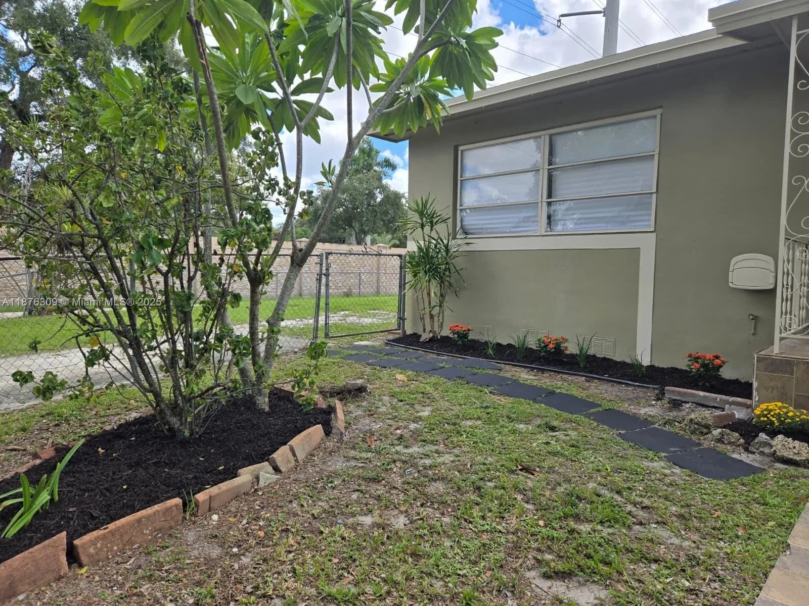 6400 Meade St, Hollywood FL 33024