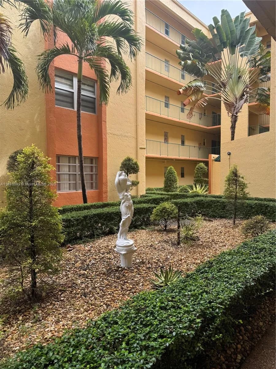 1975 W 44th Pl # 505, Hialeah FL 33012