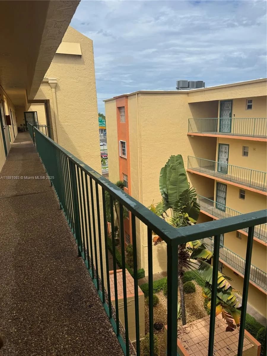 1975 W 44th Pl # 505, Hialeah FL 33012