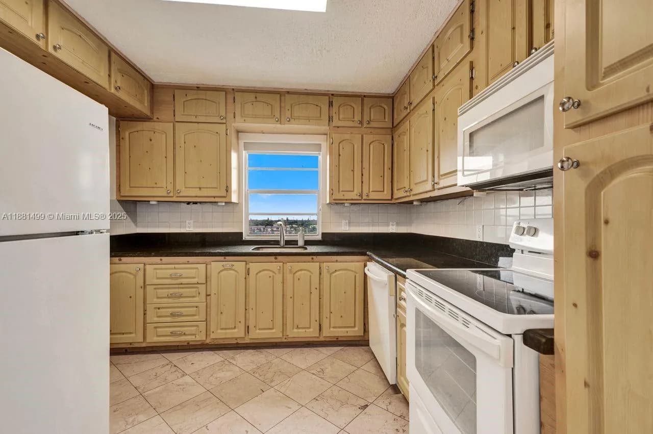 2025 NE 164th St # 716, North Miami Beach FL 33162