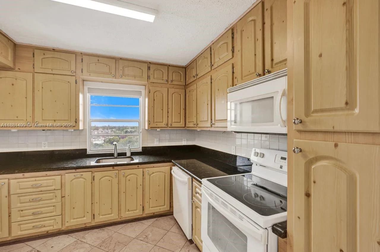 2025 NE 164th St # 716, North Miami Beach FL 33162