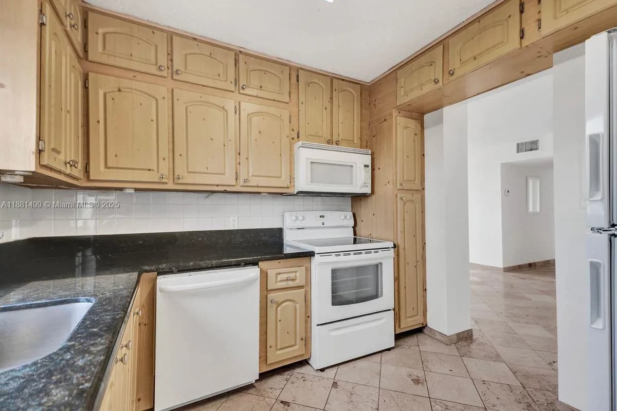 2025 NE 164th St # 716, North Miami Beach FL 33162