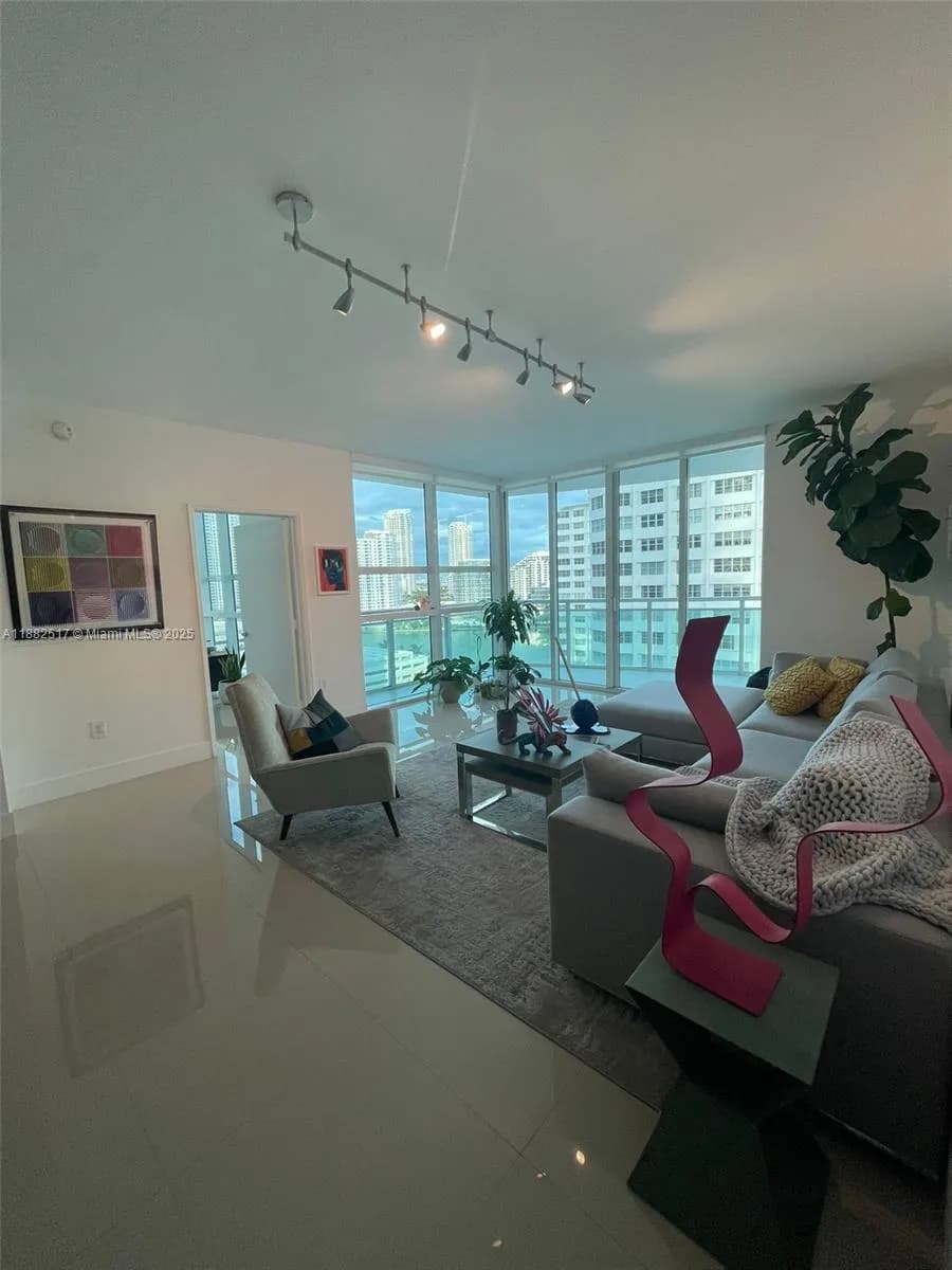 950 Brickell Bay Dr # 1210, Miami FL 33131