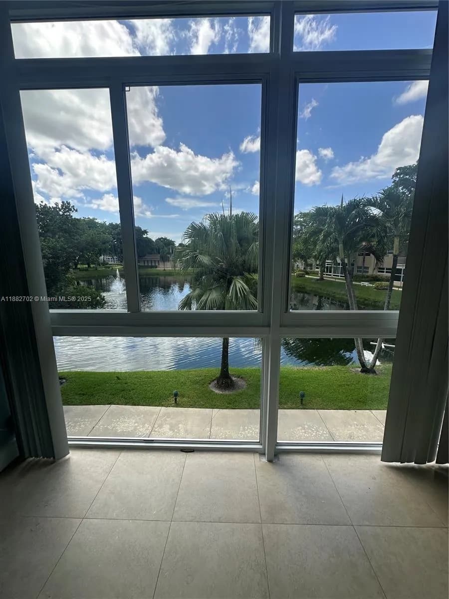 1 bedroom 1 bath for sale at 3431 NW 50th Ave # 206, Lauderdale Lakes FL 33319