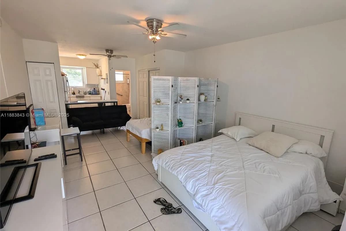 158 Ocean Dr # 406, Miami Beach FL 33139