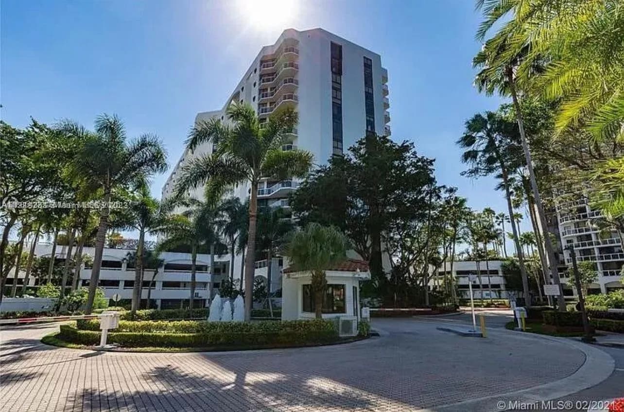 3610 Yacht Club Dr # 215, Aventura FL 33180