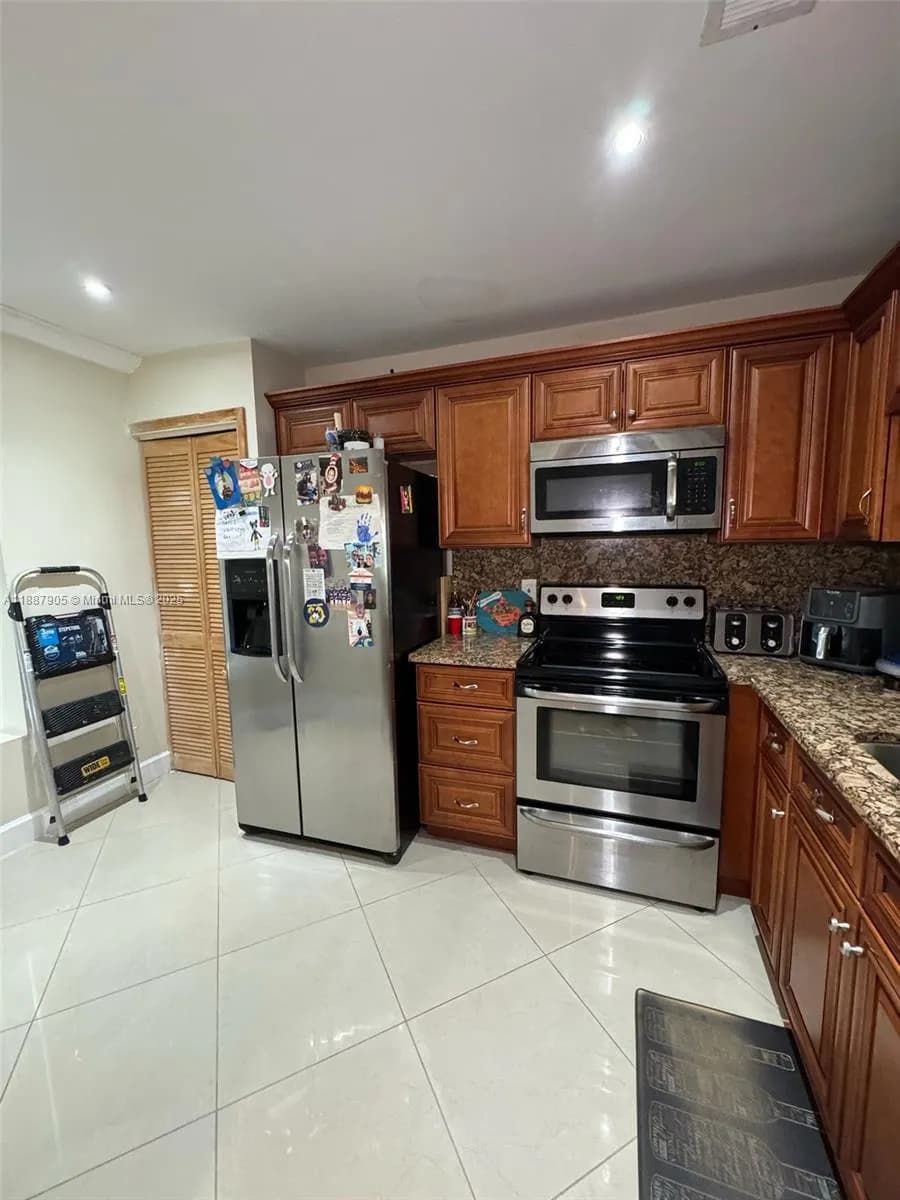 9204 NW 49th Pl, Sunrise FL 33351