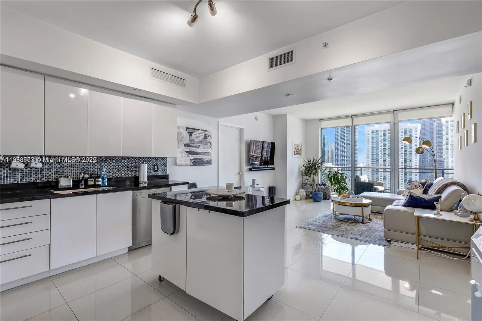 92 SW 3rd St # 3012, Miami FL 33130