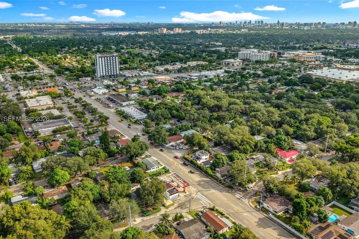 605 NE 164th St, Miami FL 33162