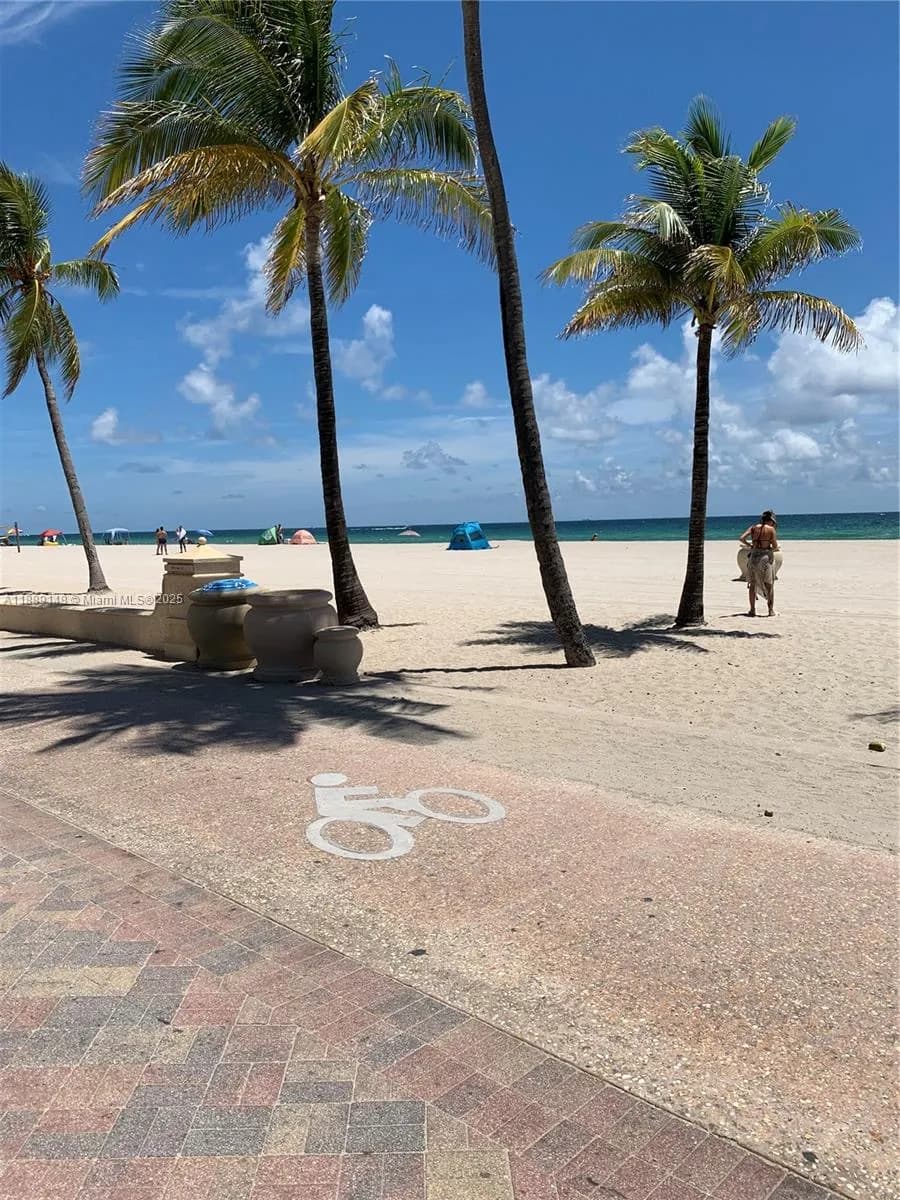 322 Taylor St # 2D, Hollywood FL 33019