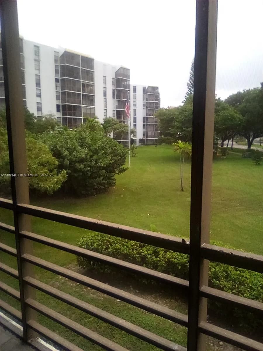 20400 W Country Club Dr # 209, Aventura FL 33180