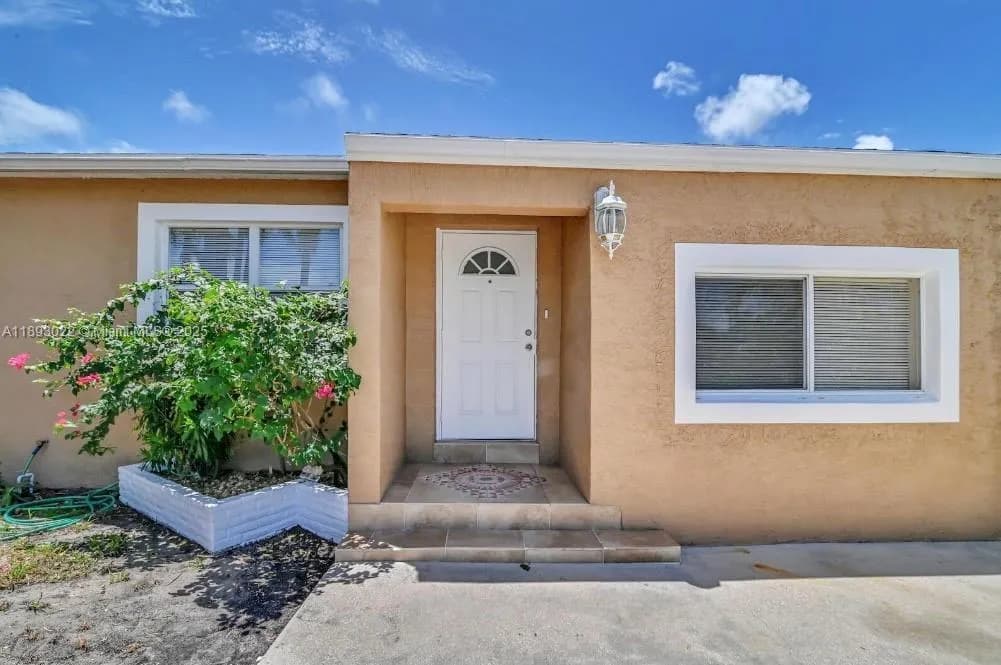 822 Avenida Hermosa, West Palm Beach FL 33405