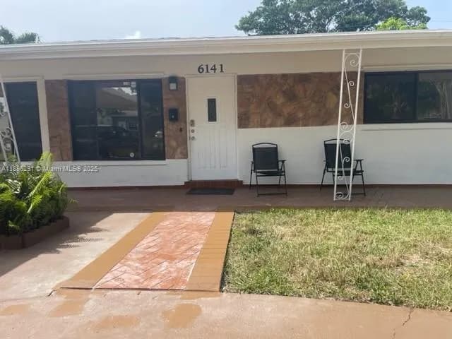 6141 Wiley St, Hollywood FL 33023