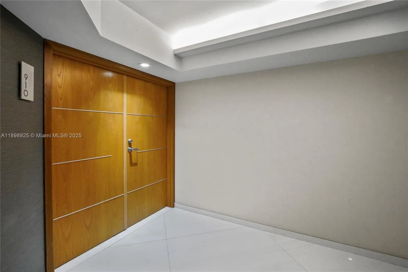 400 S Pointe Dr # 910, Miami Beach FL 33139