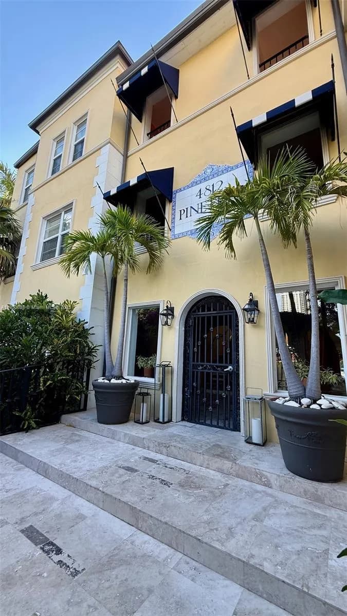 4812 Pine Tree Dr # 204, Miami Beach FL 33140