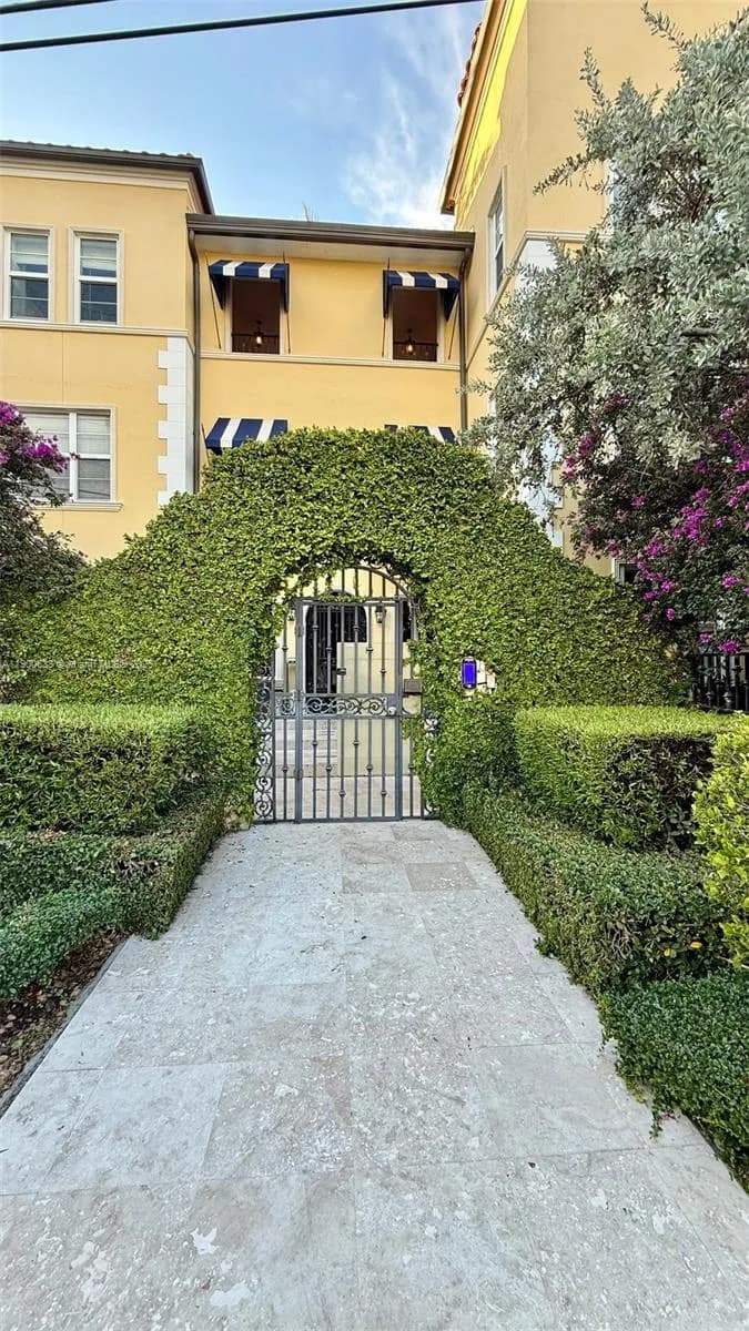 4812 Pine Tree Dr # 204, Miami Beach FL 33140