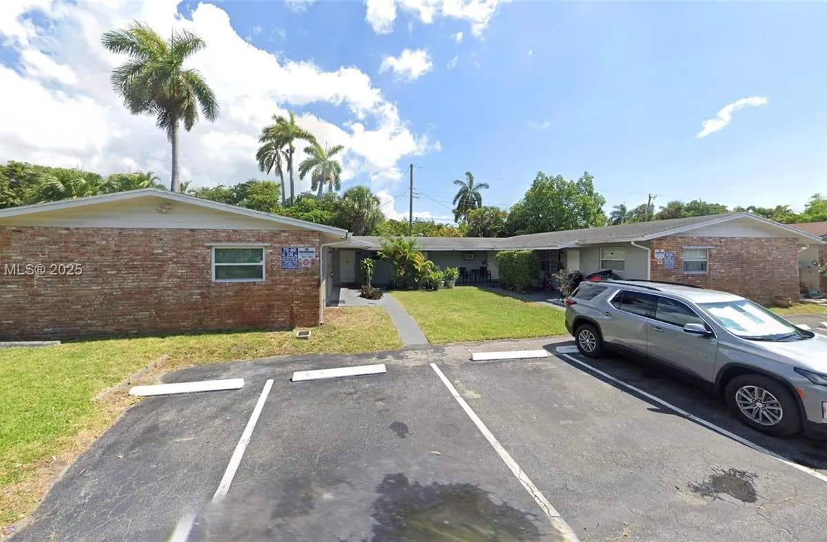 355 NW 32nd St, Oakland Park FL 33309