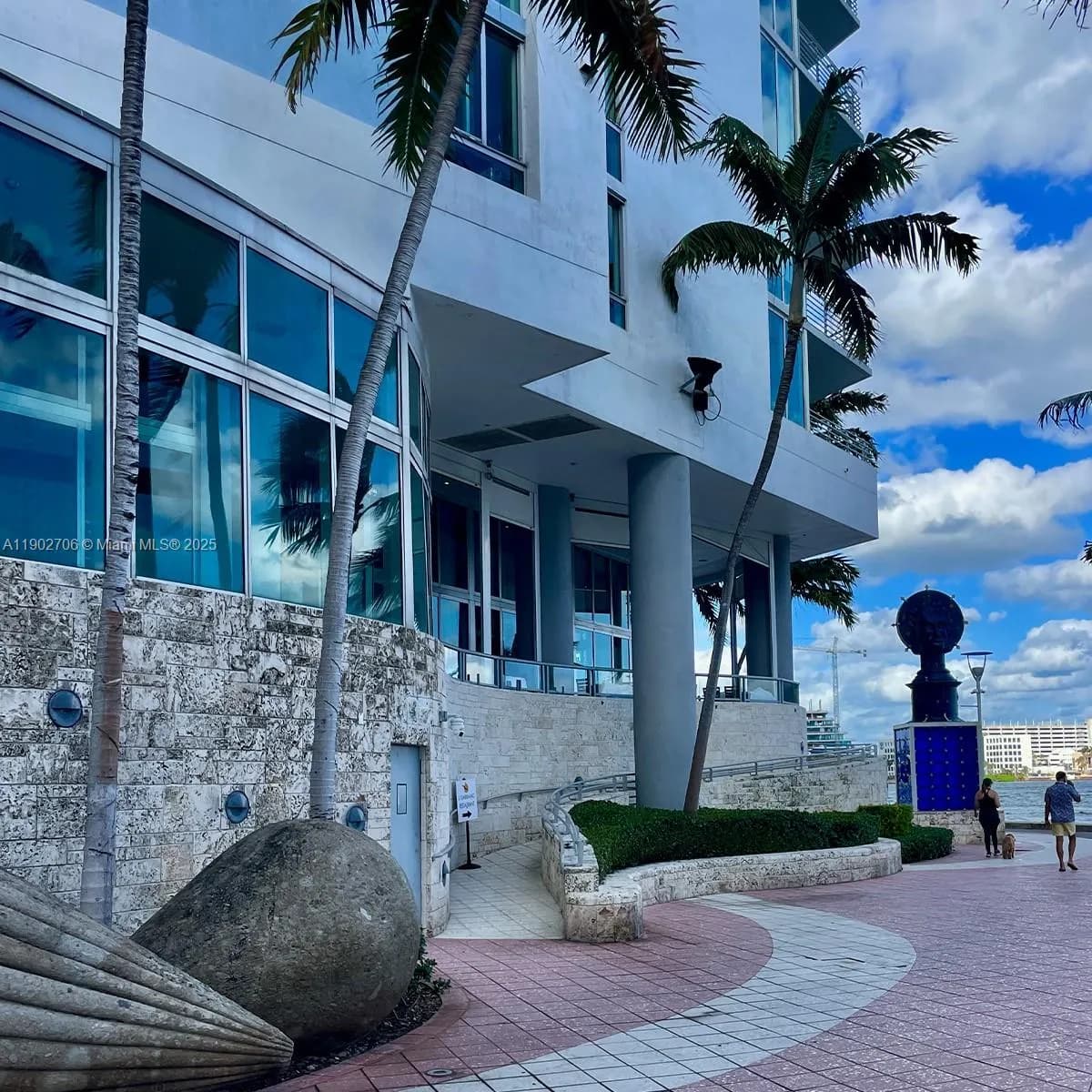 335 S Biscayne Blvd # 2200, Miami FL 33131