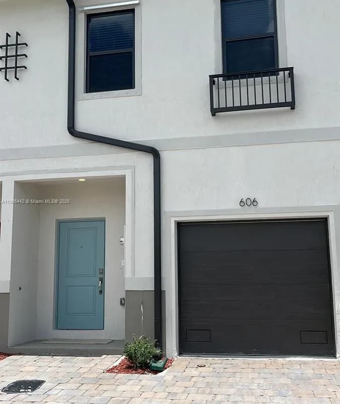 606 SW 12 st, Homestead FL 33034