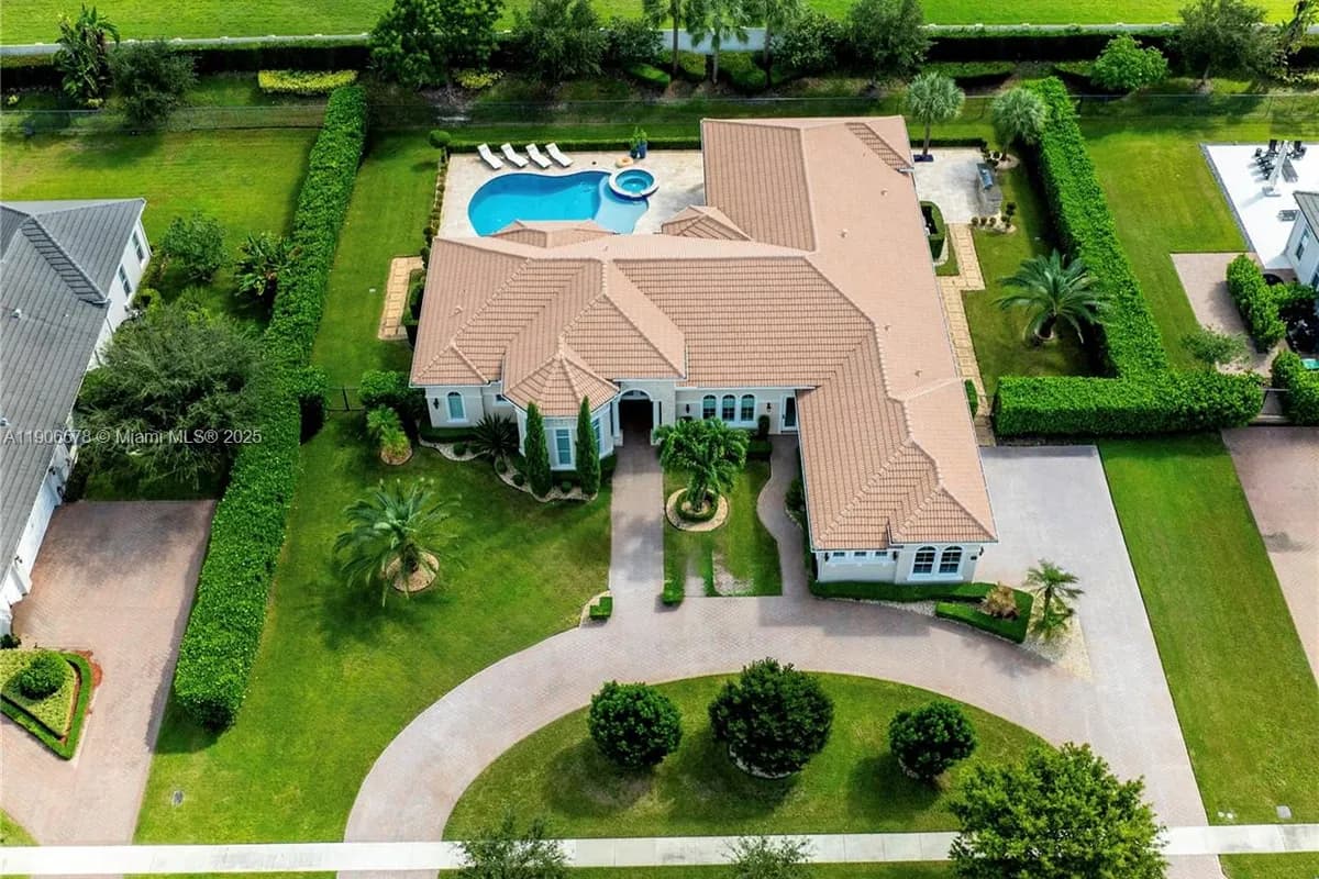 4950 E Sterling Ranch Cir, Davie FL 33314