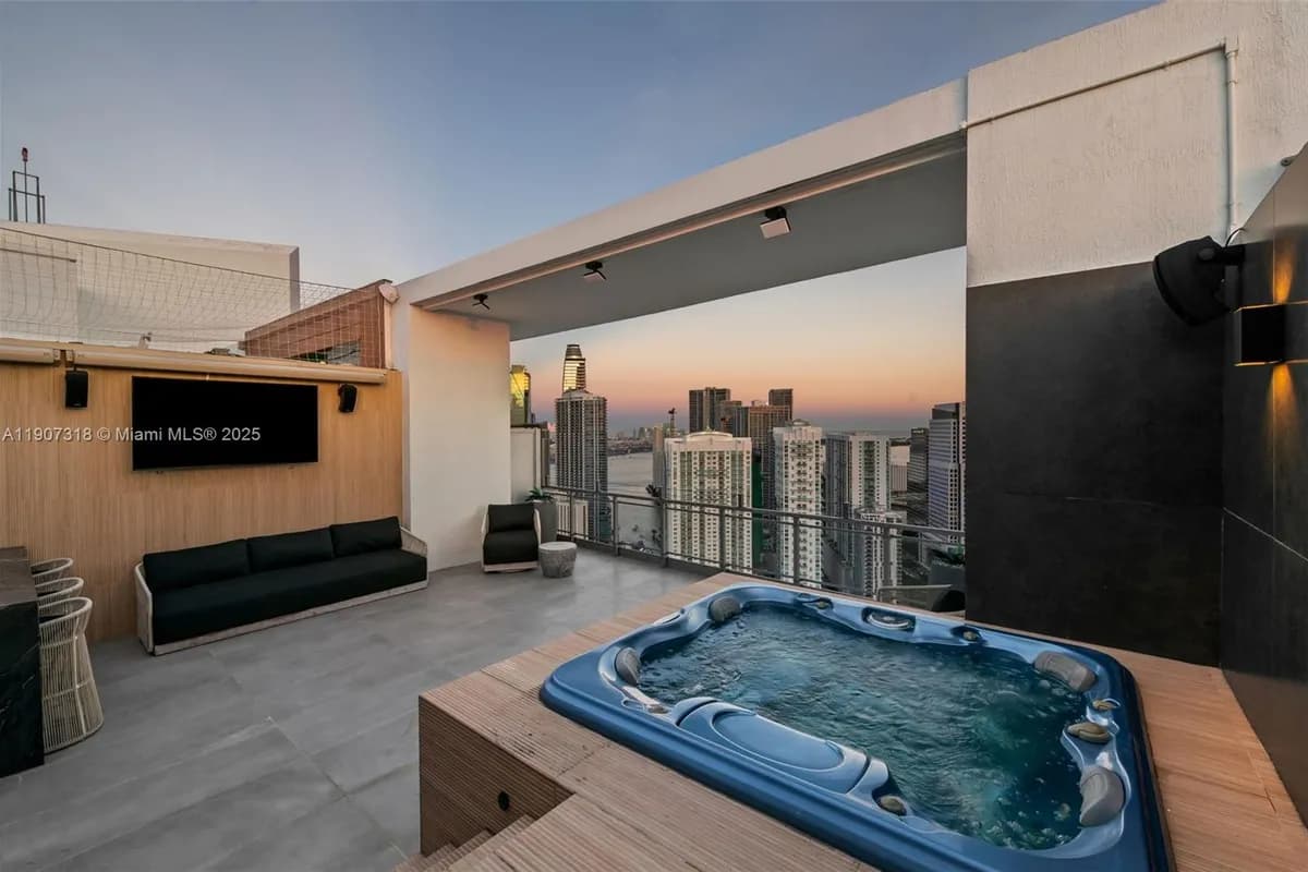 90 SW 3rd St # 15, Miami FL 33130