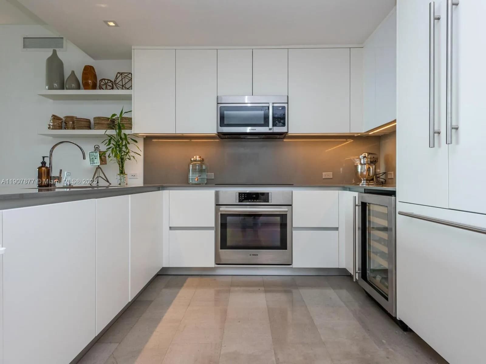 68 SE 6th St # 2304, Miami FL 33131