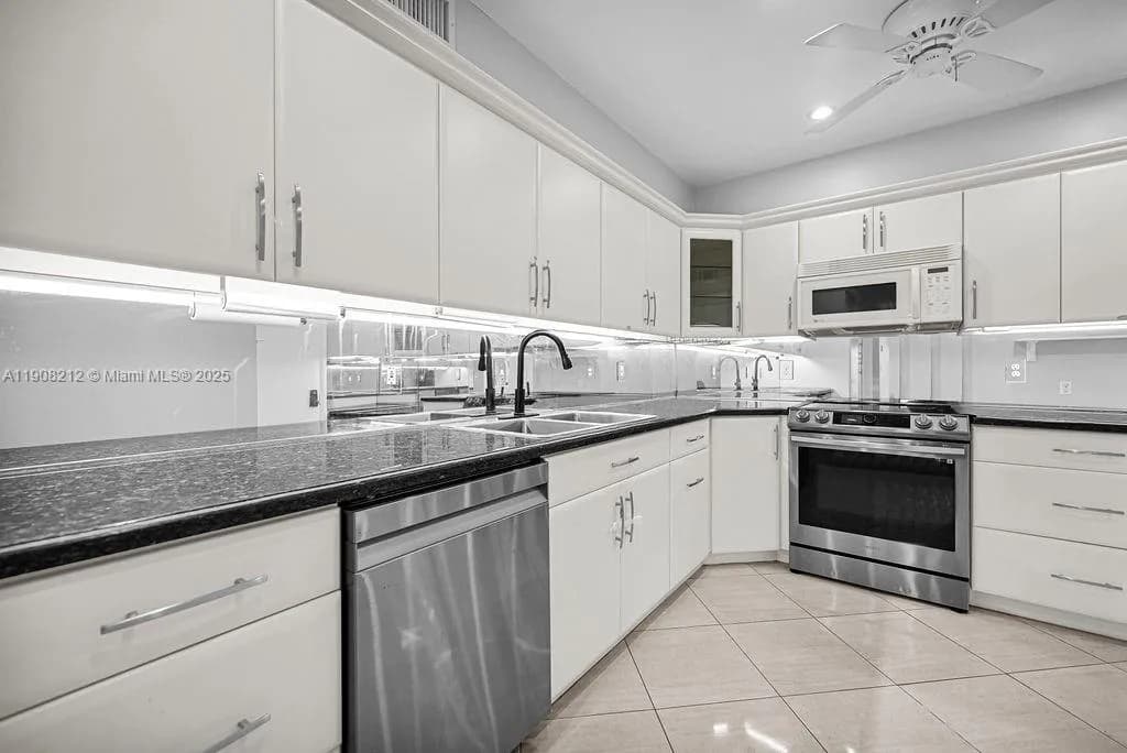 4020 N Hills Dr # 2, Hollywood FL 33021