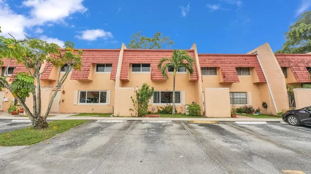 3 bedroom 2 bath for sale at 6 Spinning Wheel Ln, Tamarac FL 33319