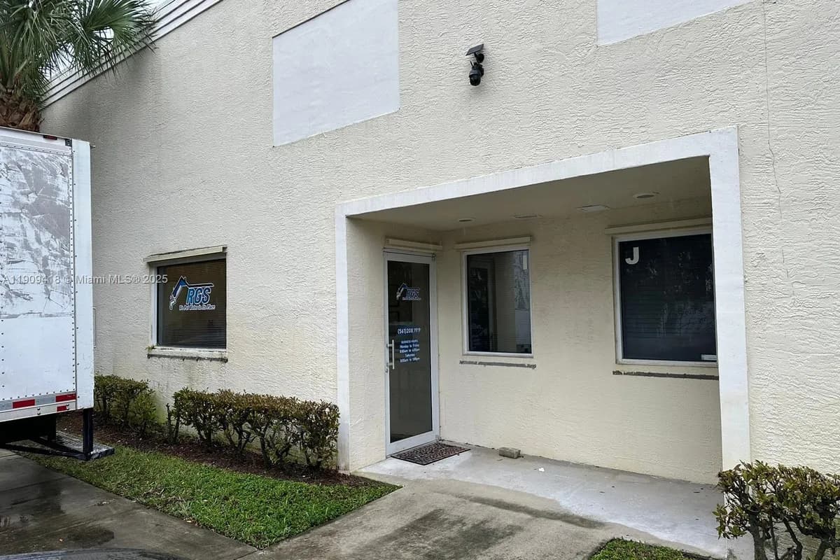 352 Tall Pines Rd # I, West Palm Beach FL 33413