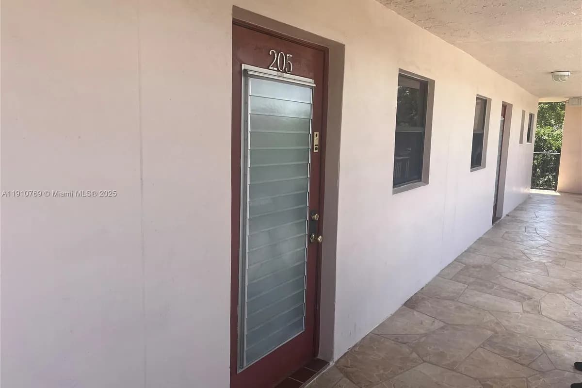 10123 Sunrise Lakes Blvd # 205, Sunrise FL 33322