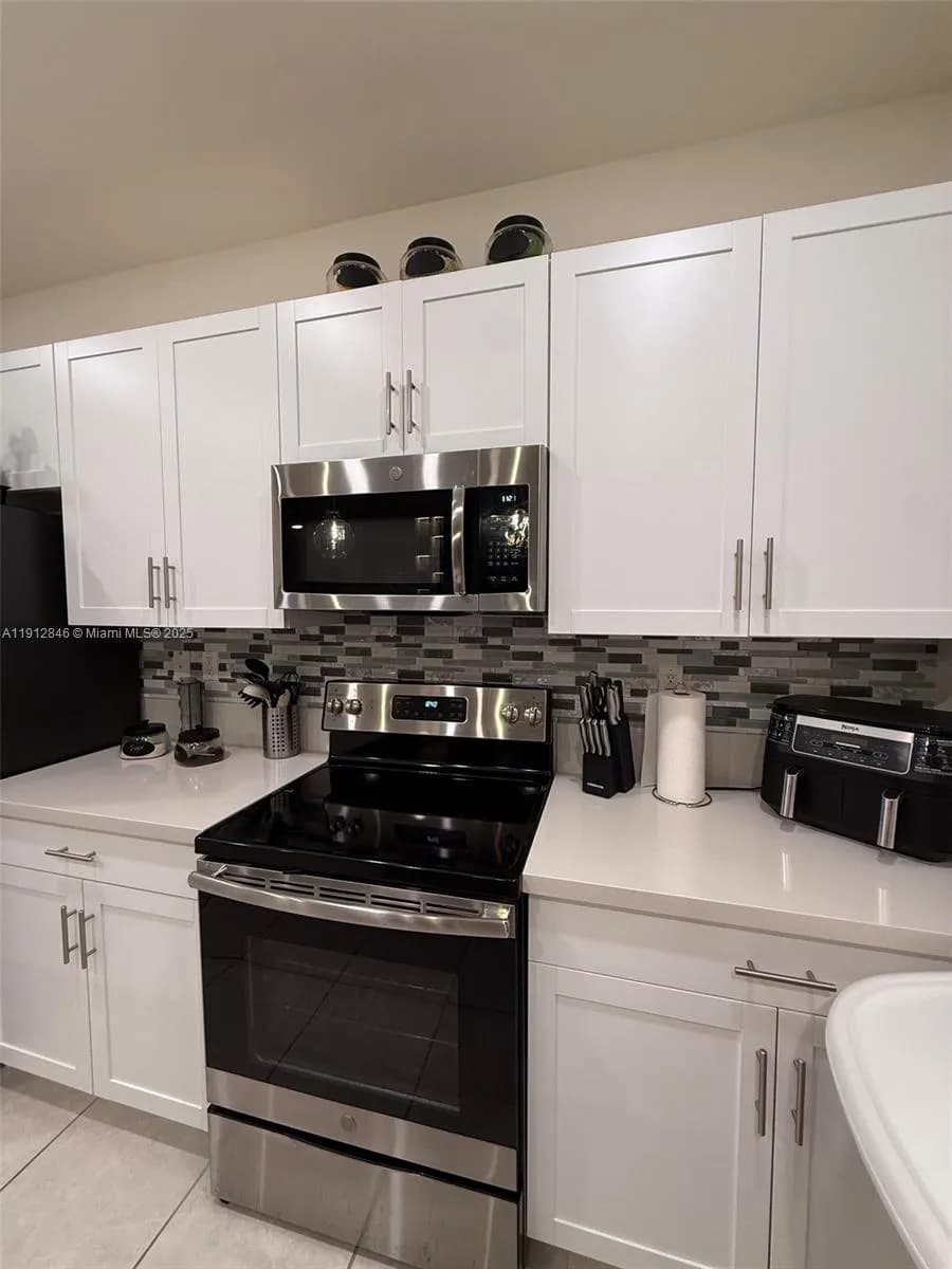 10009 W 32nd Ln, Hialeah FL 33018