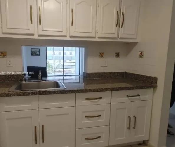 1 bedroom 1 bath for sale at 2935 NE 163rd St # 4Q, North Miami Beach FL 33160