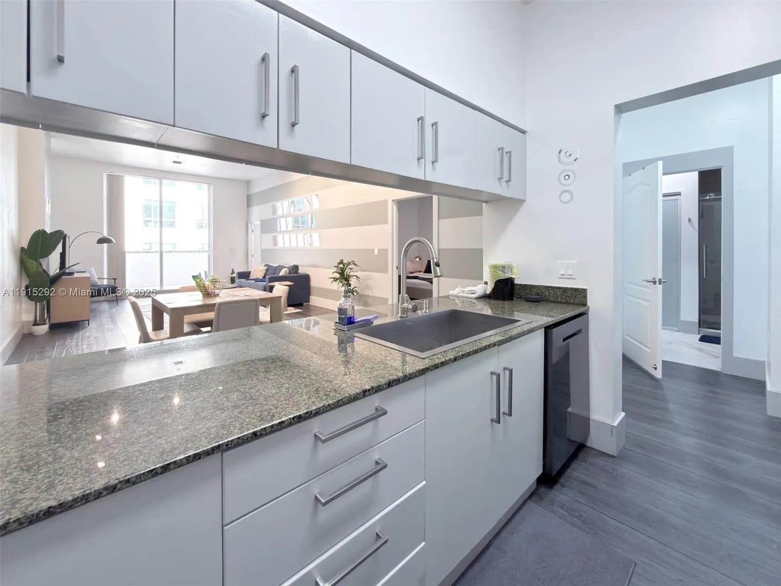 1200 Brickell Bay Dr # 1406, Miami FL 33131