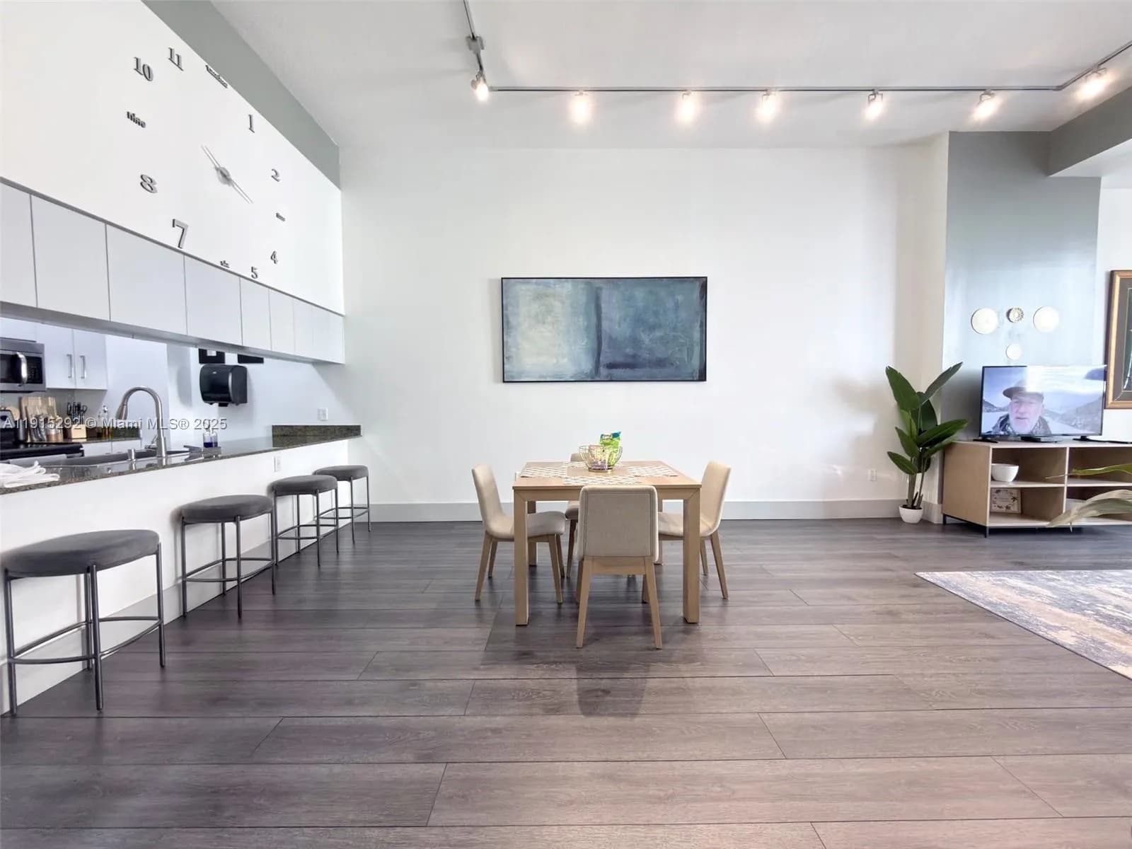 1200 Brickell Bay Dr # 1406, Miami FL 33131