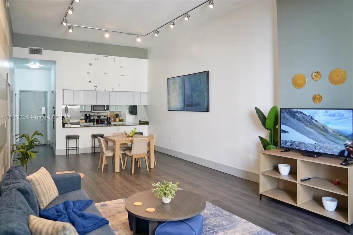 1200 Brickell Bay Dr # 1406, Miami FL 33131