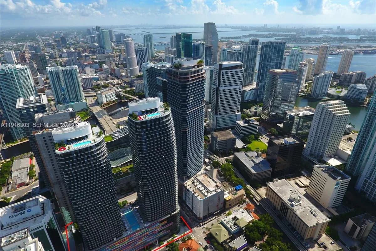 55 SW 9th St # 2610, Miami FL 33130