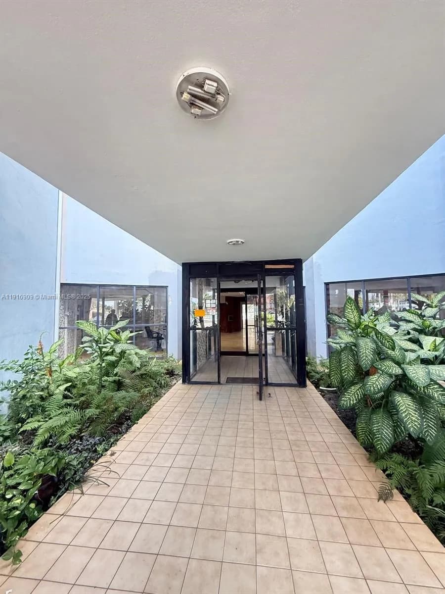 2025 NE 164th St # 605, North Miami Beach FL 33162