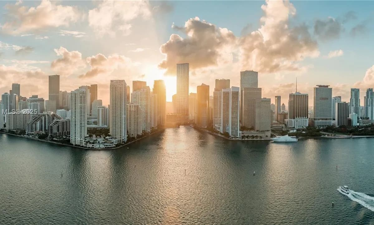 99 SE 5th St, Miami FL 33131