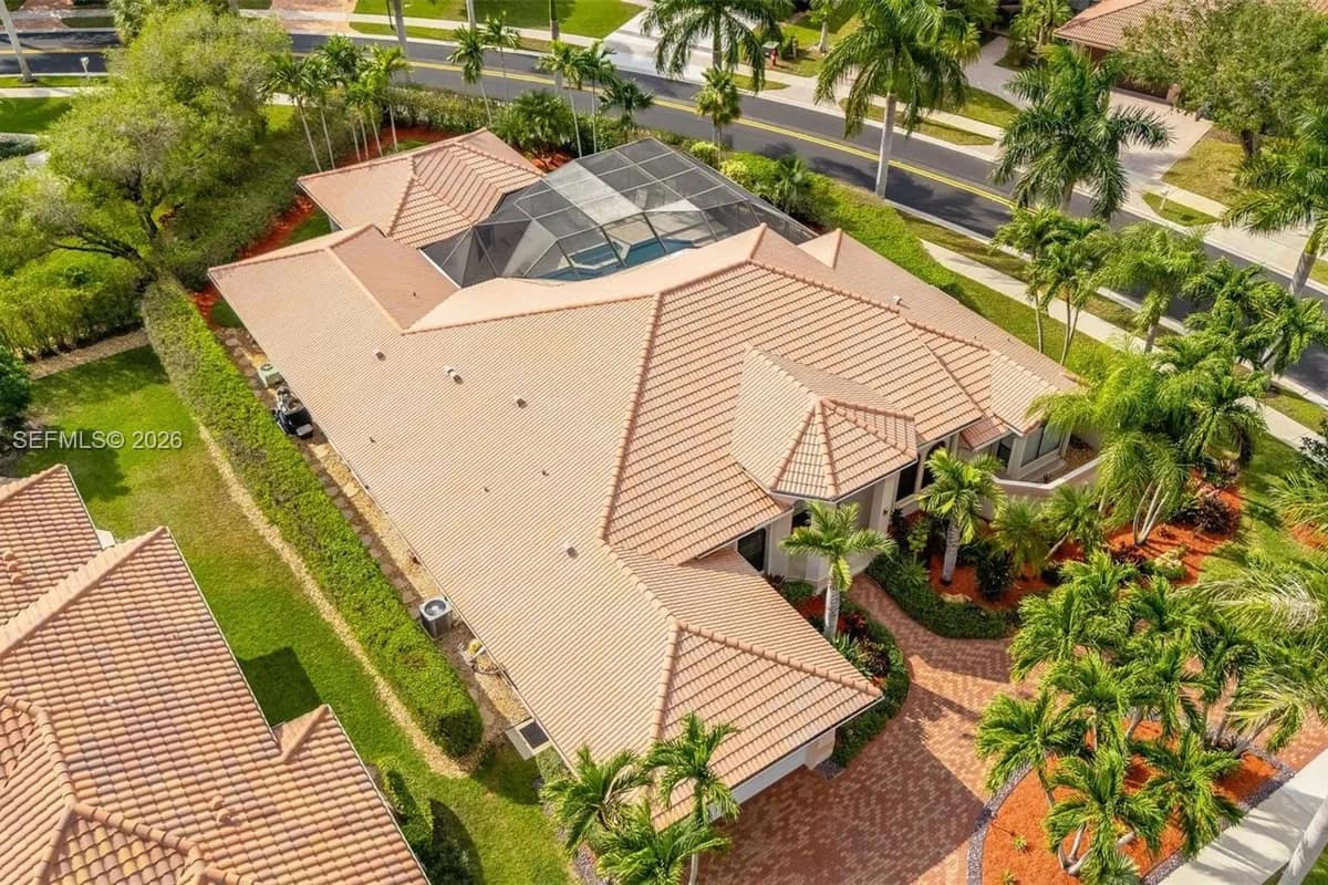 392 Coconut Cir, Weston FL 33326