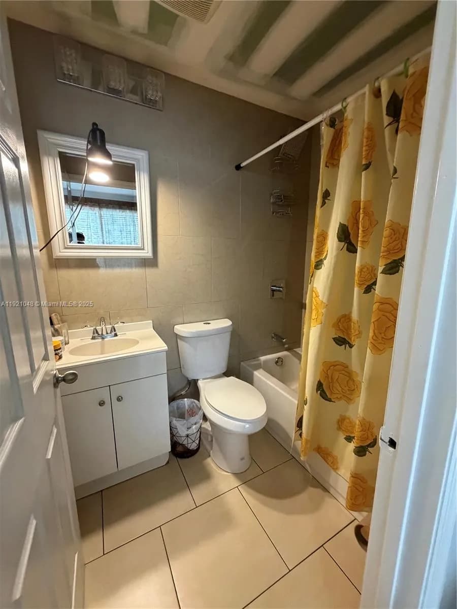 990 SW 9th St, Miami FL 33130