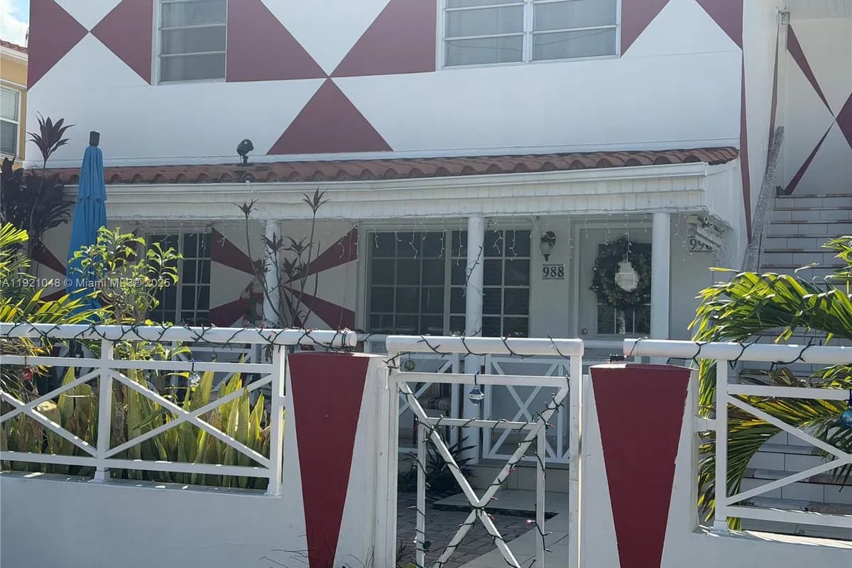 990 SW 9th St, Miami FL 33130