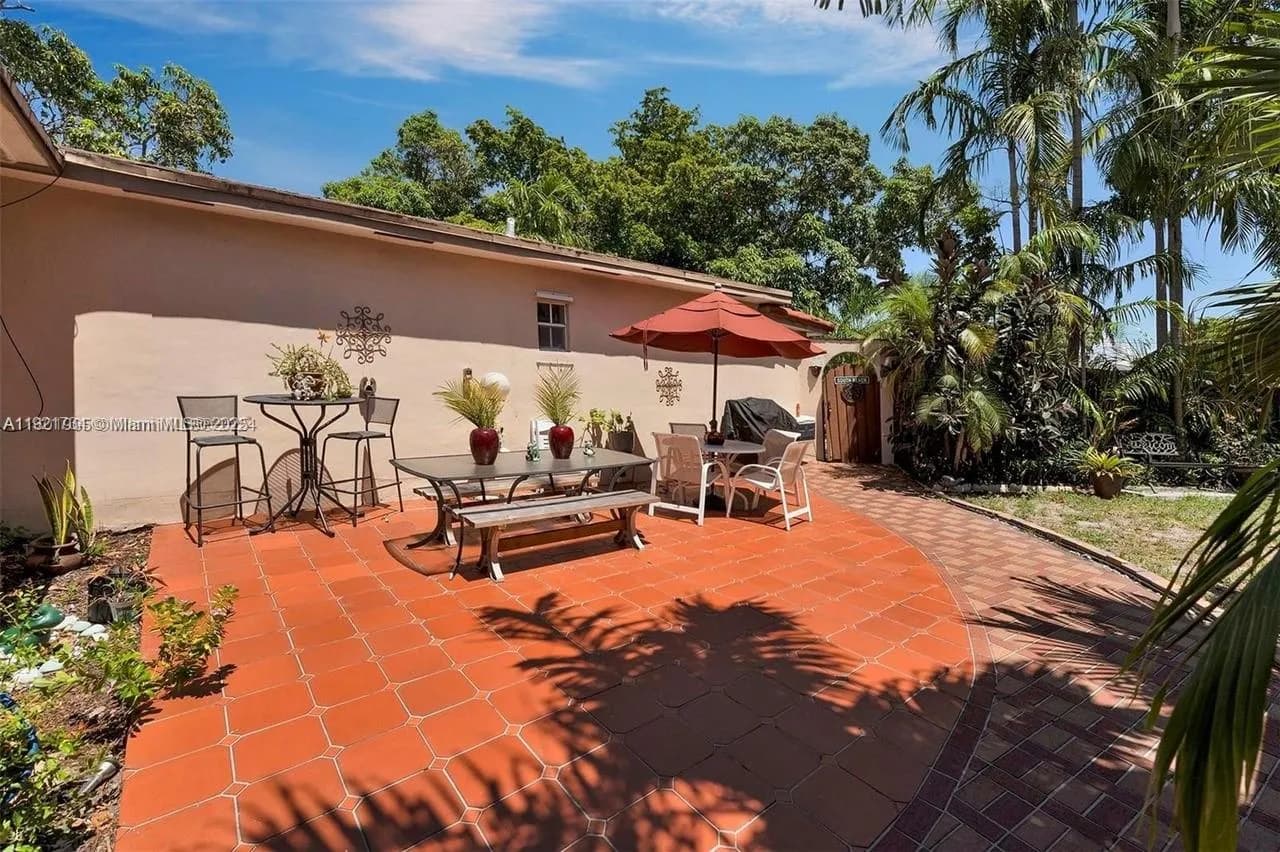 5 bedroom 4 bath for sale at 23 SW 8th St, Hallandale Beach FL 33009