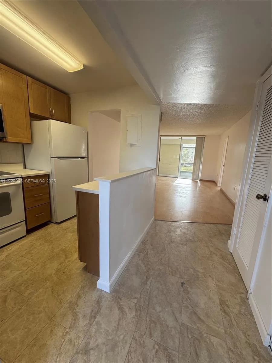 8435 Sunrise Lakes BLV # 104, Sunrise FL 33322