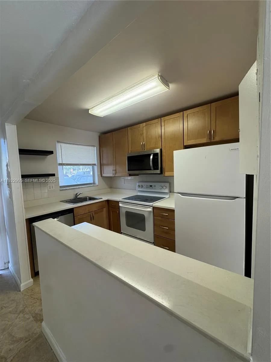 8435 Sunrise Lakes BLV # 104, Sunrise FL 33322