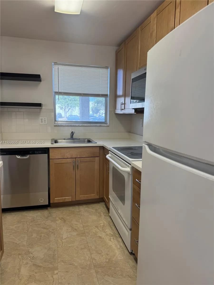 8435 Sunrise Lakes BLV # 104, Sunrise FL 33322