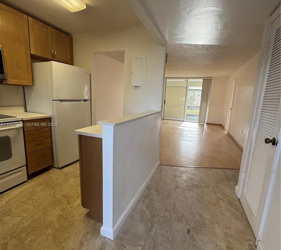 8435 Sunrise Lakes BLV # 104, Sunrise FL 33322