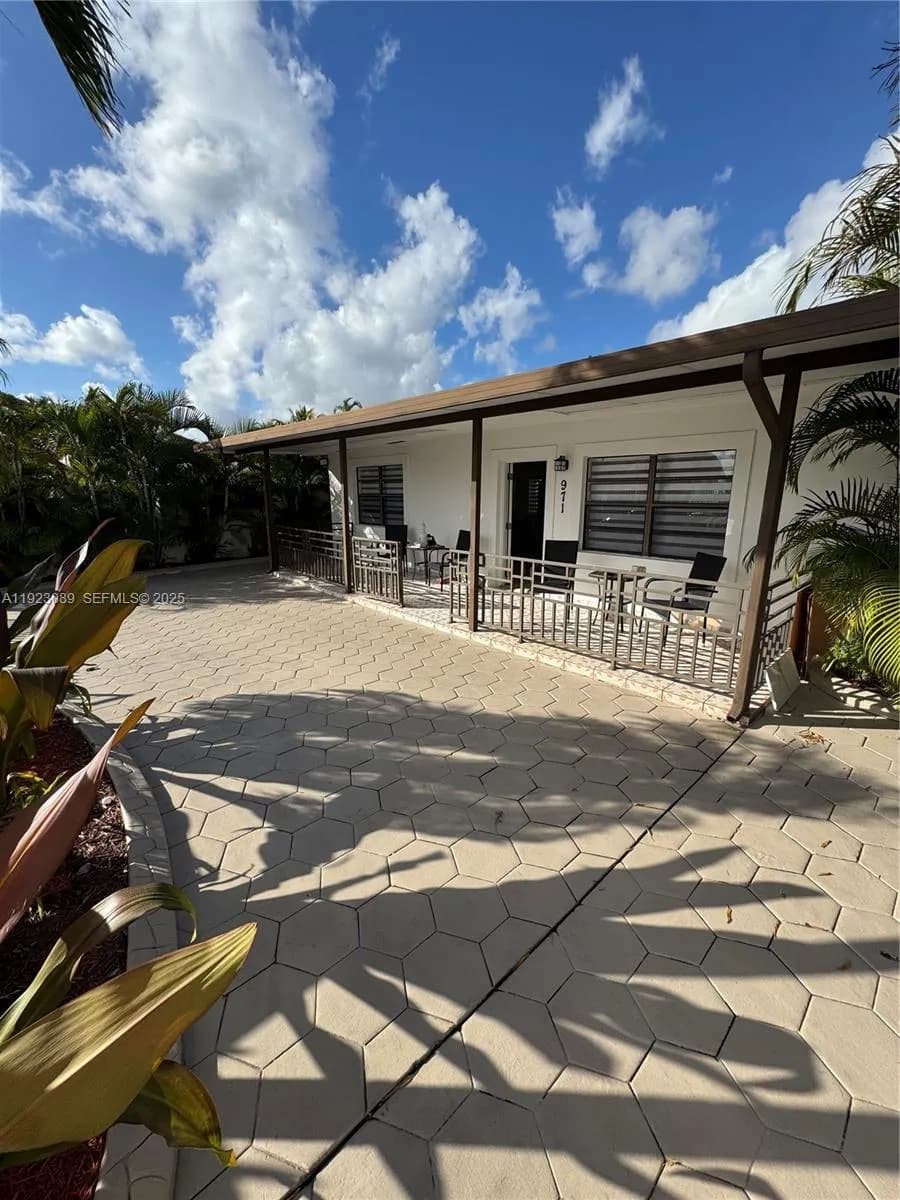 971 E 13th St, Hialeah FL 33010