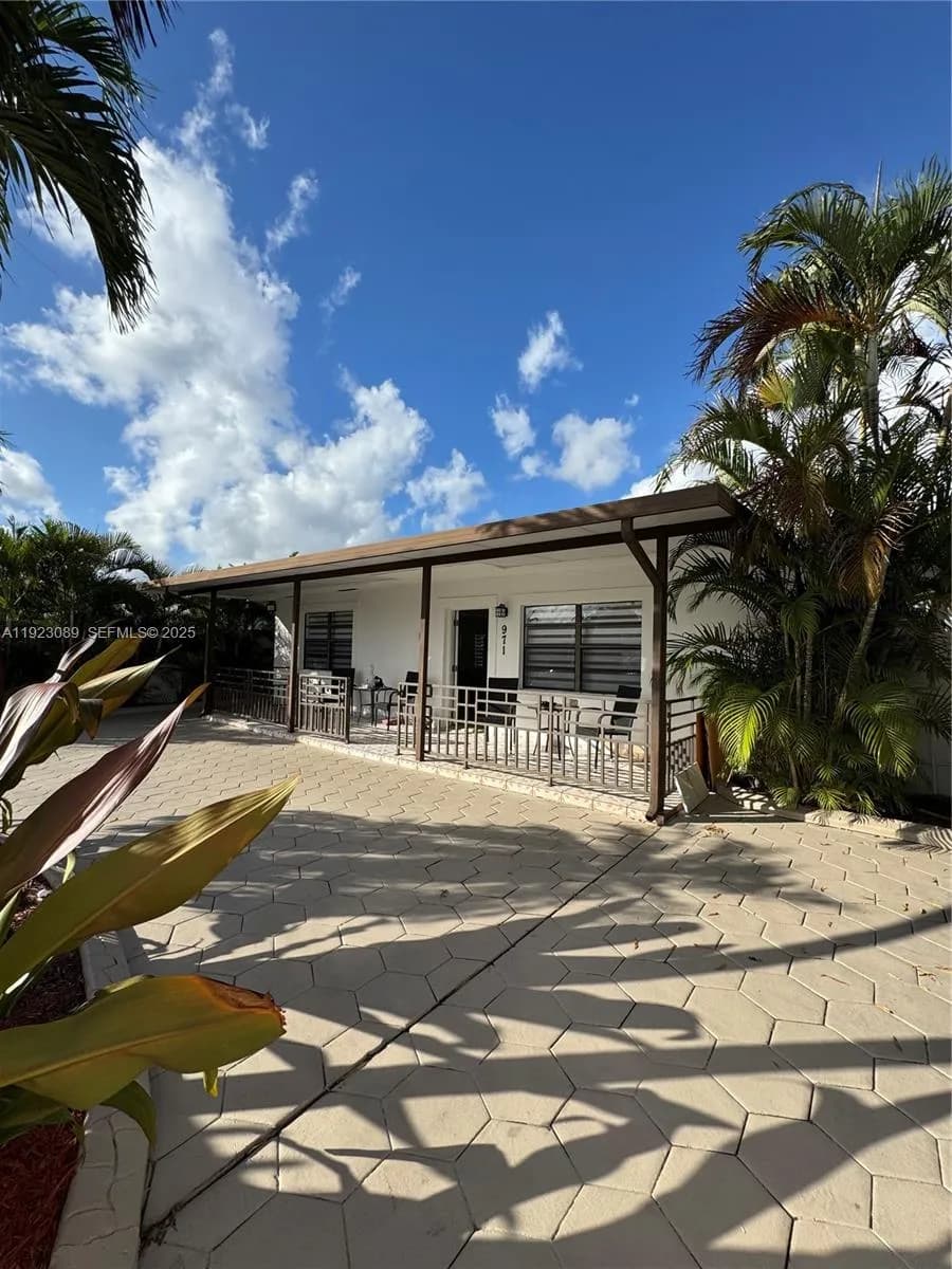 971 E 13th St, Hialeah FL 33010