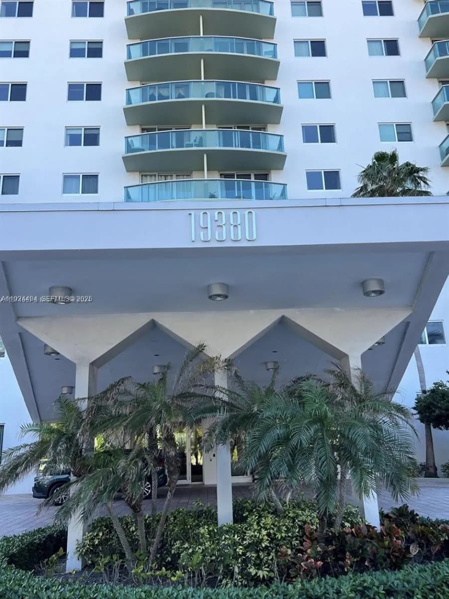 2 bedroom 2 bath for sale at 19380 Collins Ave # 1402, Sunny Isles Beach FL 33160