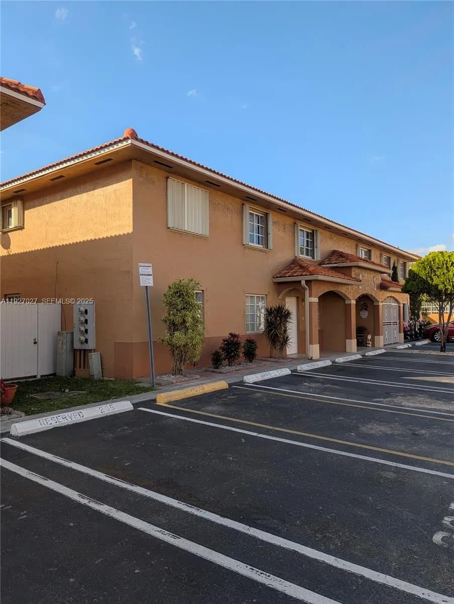 2485 W 76th St Apt 109, Hialeah FL 33016
